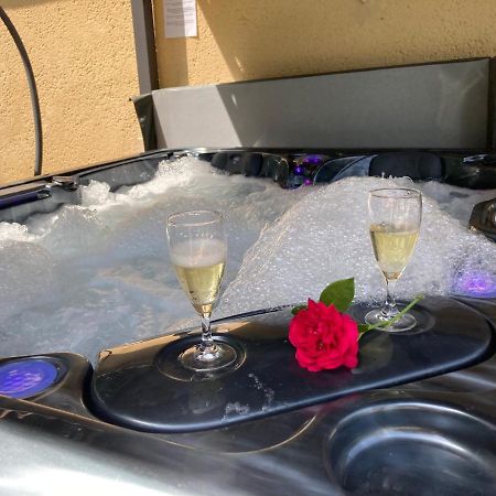 Gite Des Combes Blanches Avec Piscine Et Jacuzzi Frayssinet-le-Gelat ภายนอก รูปภาพ